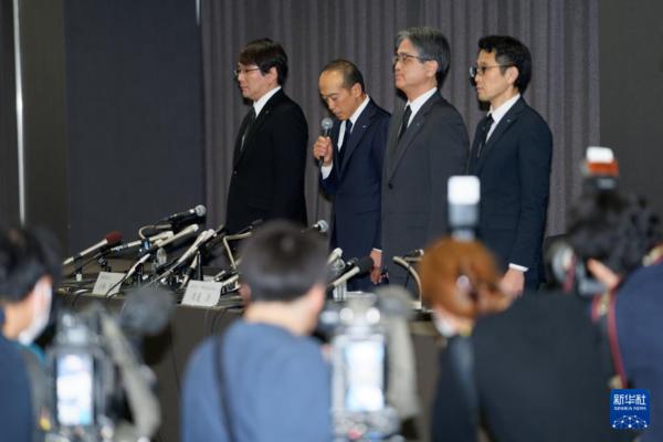3月29日，小林制药公司社长小林章浩（左二）在日本大阪举行的新闻发布会上讲话。新华社记者 张笑宇 摄
